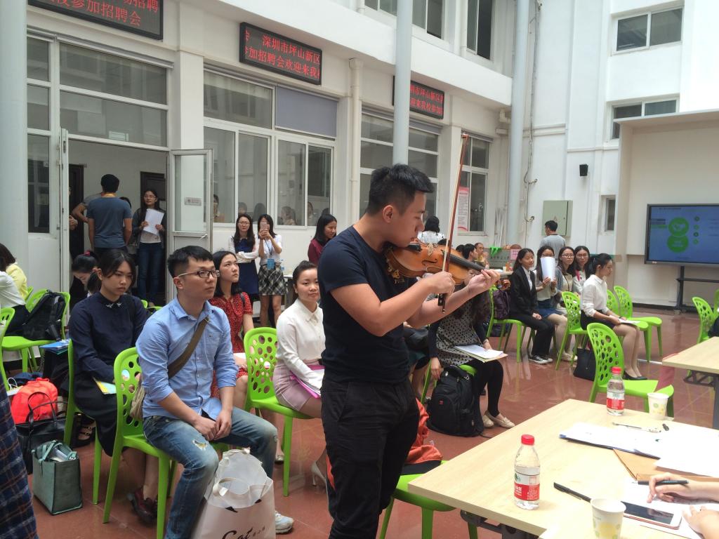 高清av
2016届毕业生在面试现场表演基本功